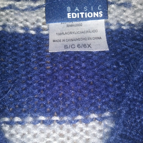 A sweater - Picture 3 of 3